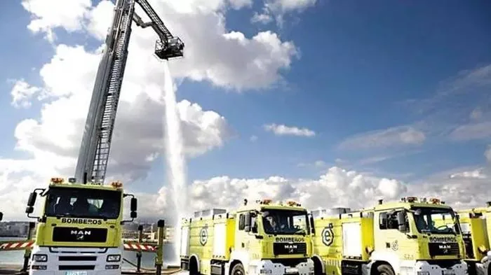 Autoescala de bomberos trabajando en un incendio de edificio