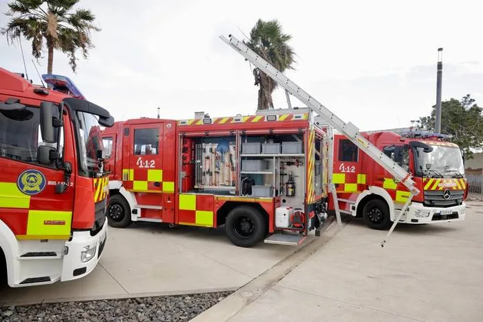 Equipo de bomberos con ERA en prácticas de intervención