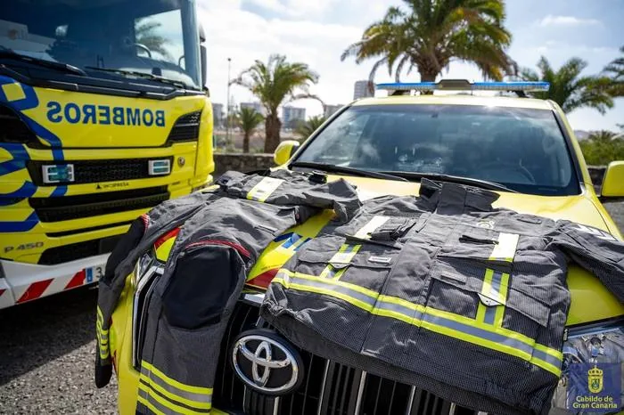 Extinción de un incendio de vehículo en prácticas